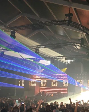 Live concert by Machine Girl